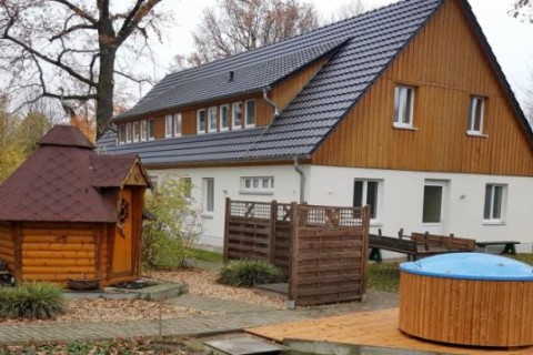 Haus 3 mit Saunahütte und beheizbarem Badefass