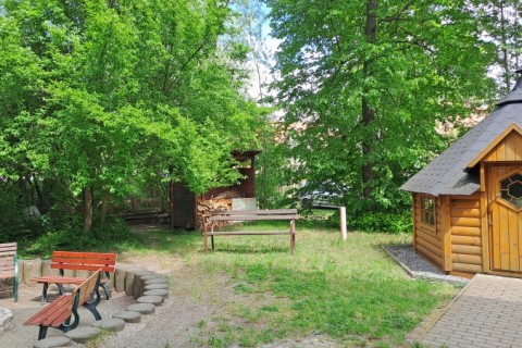 Garten mit Lagerfeuerstelle und Grillhütte